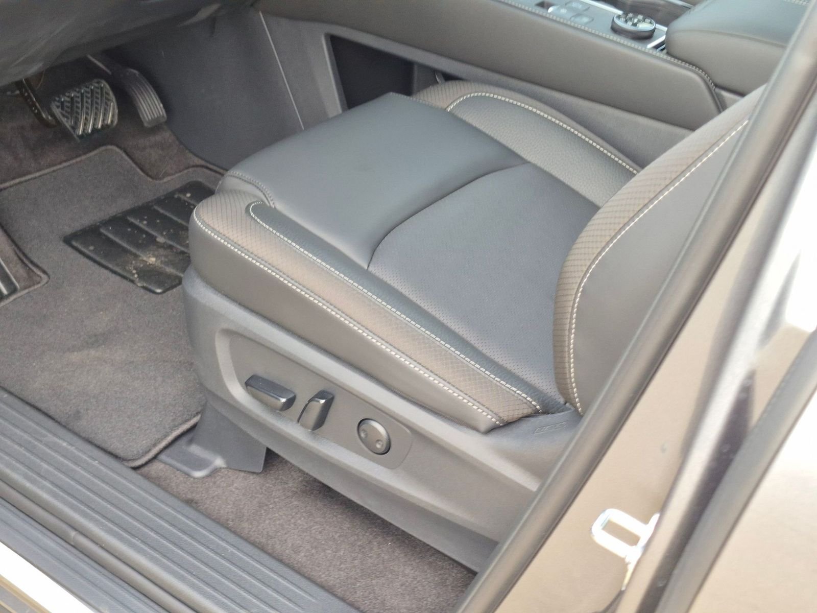 New 2026 Gun Metallic Nissan SL image 4