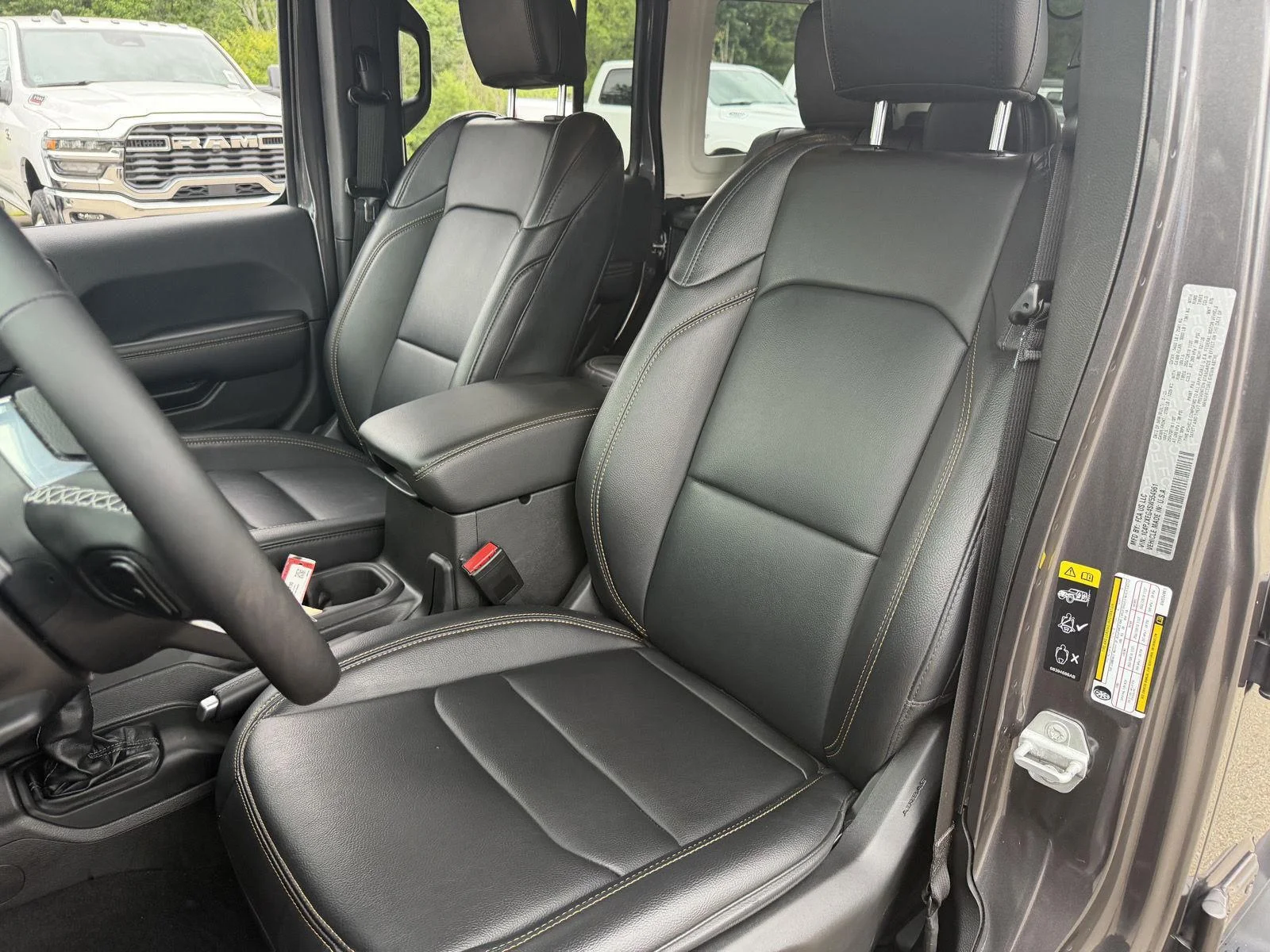 Used 2025 Granite Crystal Metallic Clearcoat Jeep Sahara image 17