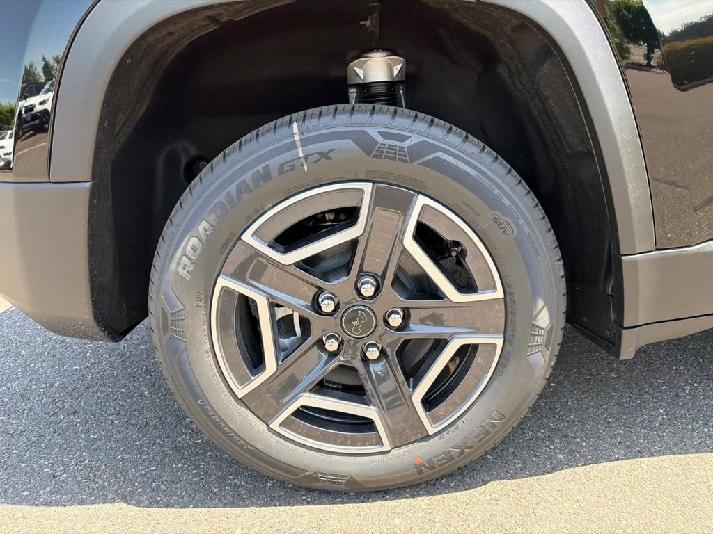 New 2026 Diamond Black Crystal Pearl-Coat Exterior Paint Jeep Limited image 9