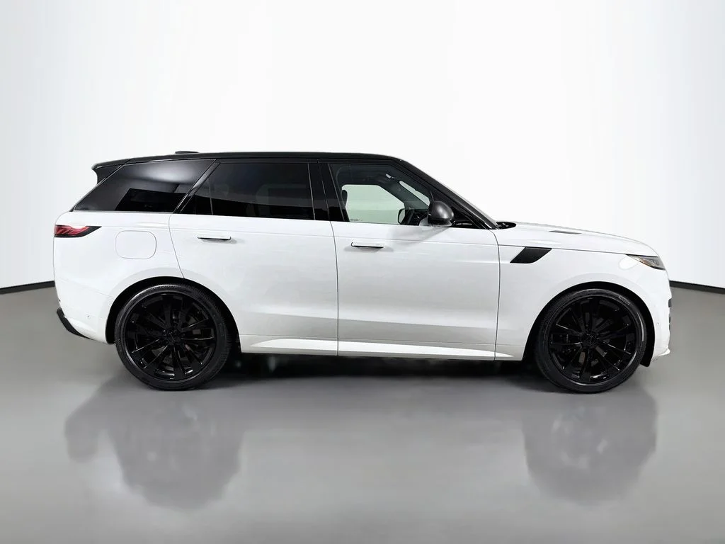 New 2027 Fuji White Land Rover Dynamic SE image 4