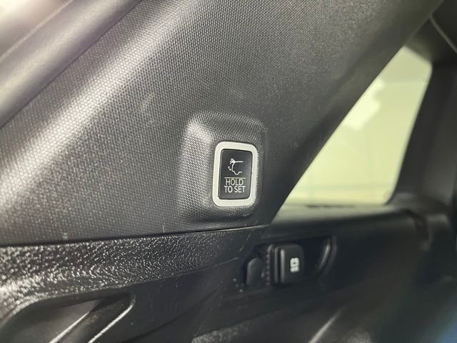 Used 2023 White/off-white Jeep Altitude X image 40