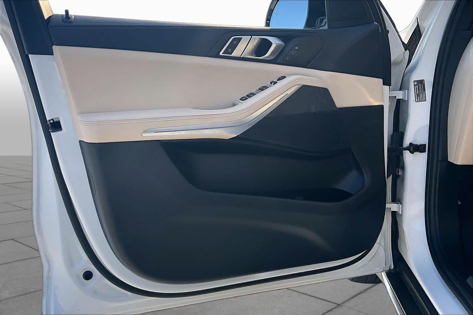 Used 2019 Alpine White BMW xDrive40i image 21