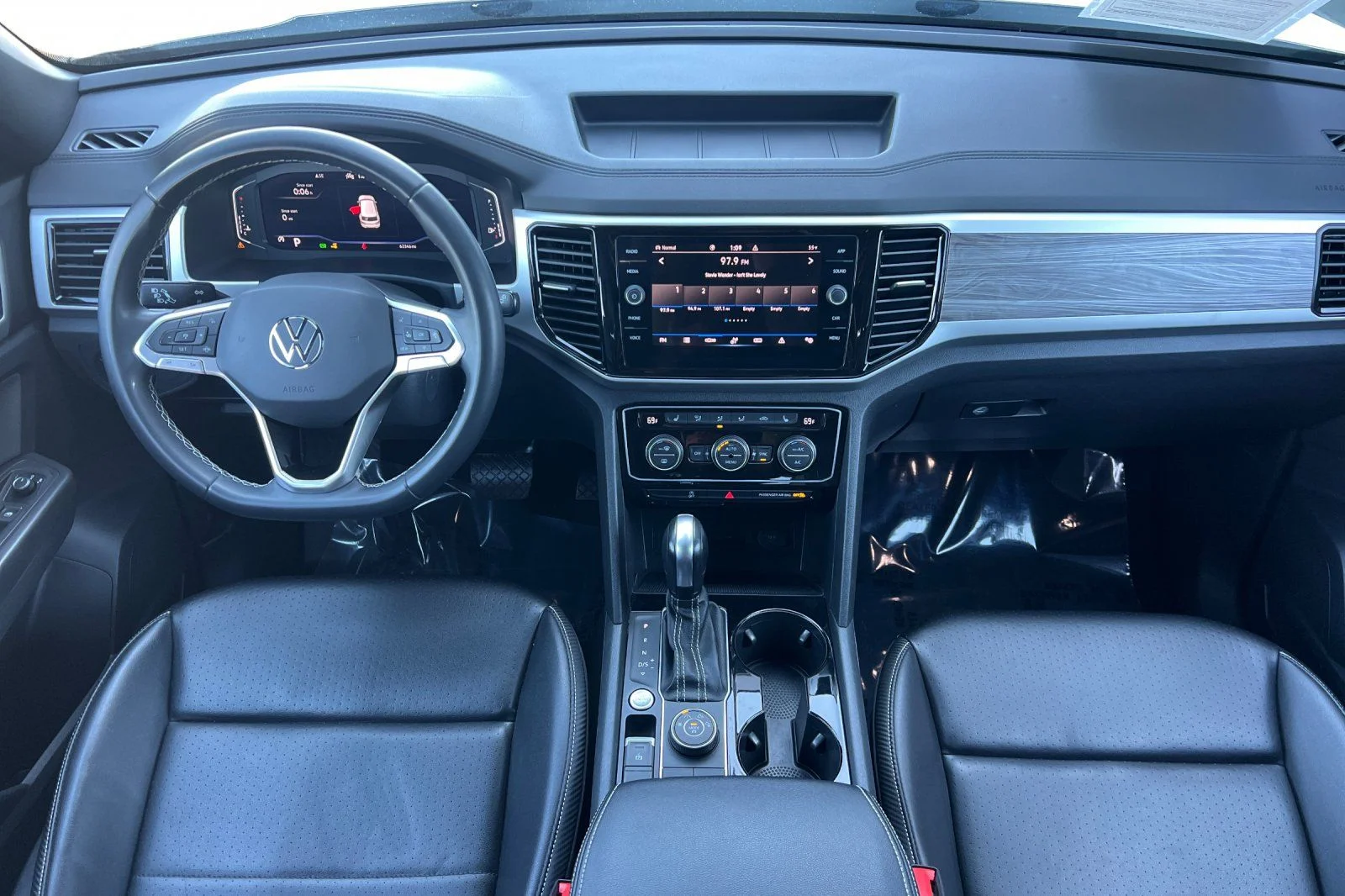 Used 2022 White Volkswagen 2.0T SE w/Technology image 10