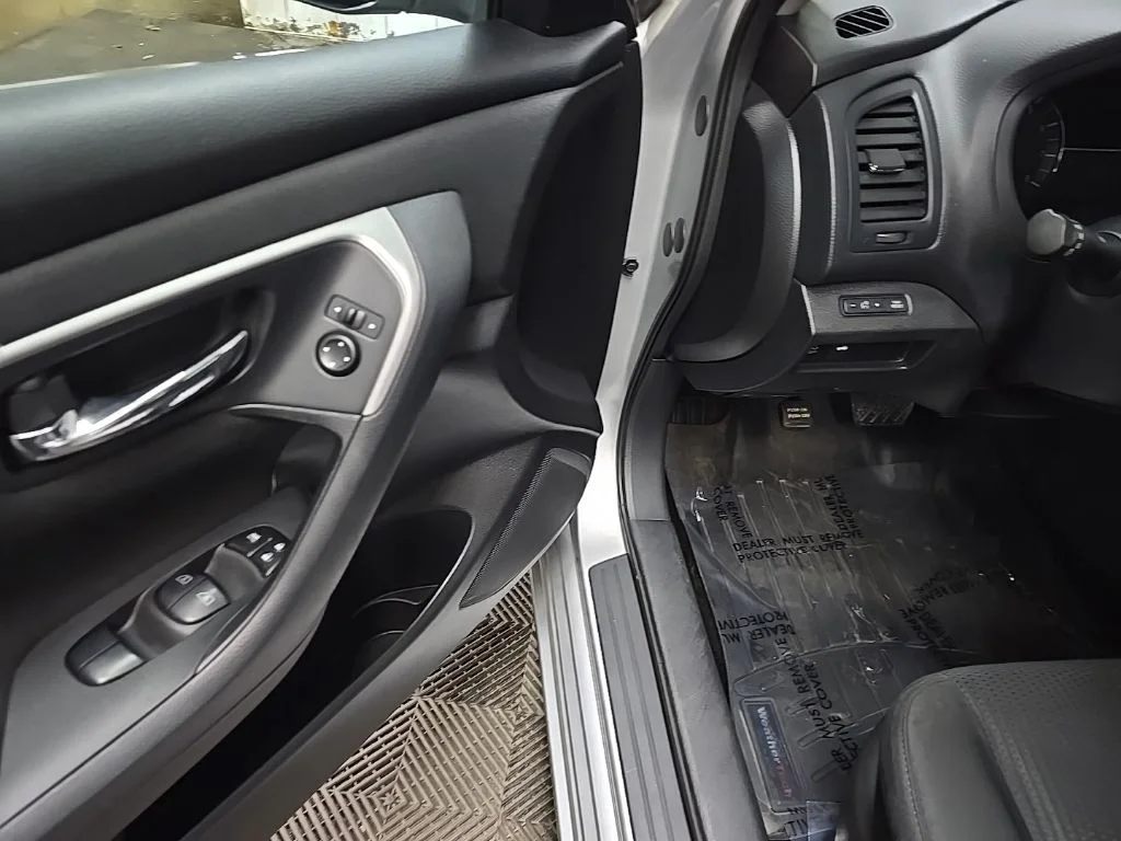 Used 2015 Silver Nissan 2.5 SV image 27