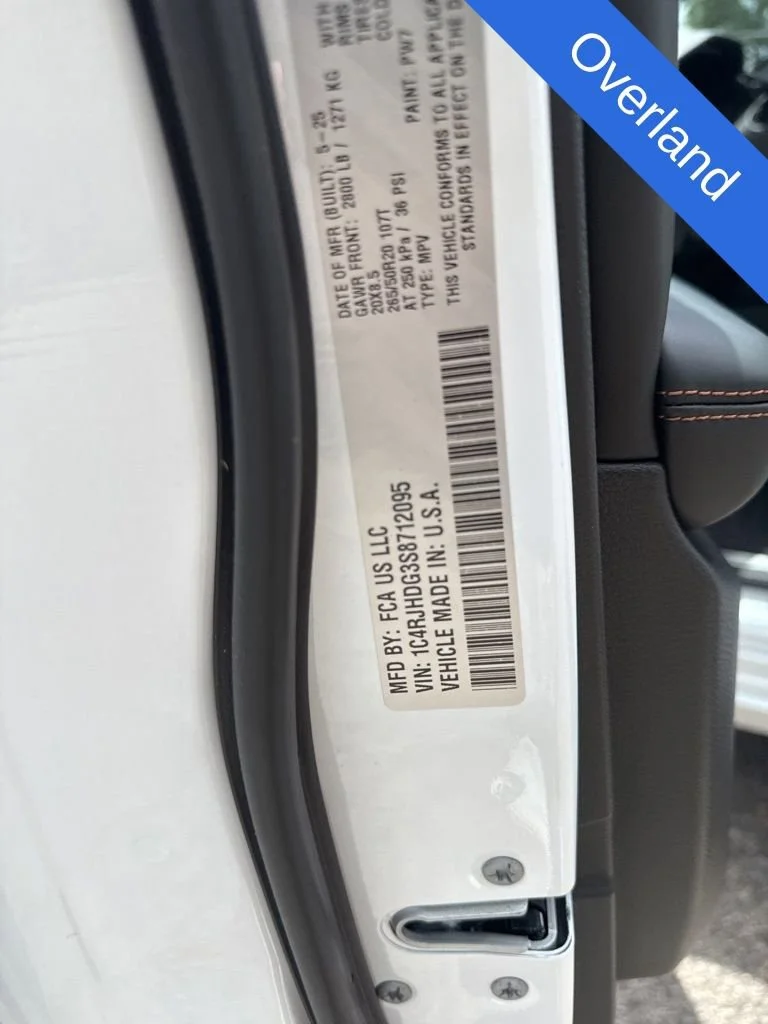 Used 2025  Jeep Overland image 12