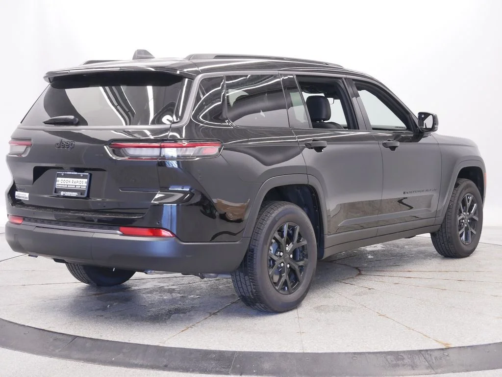 New 2026 Diamond Black Crystal Pearl-Coat Exterior Paint Jeep Altitude image 6
