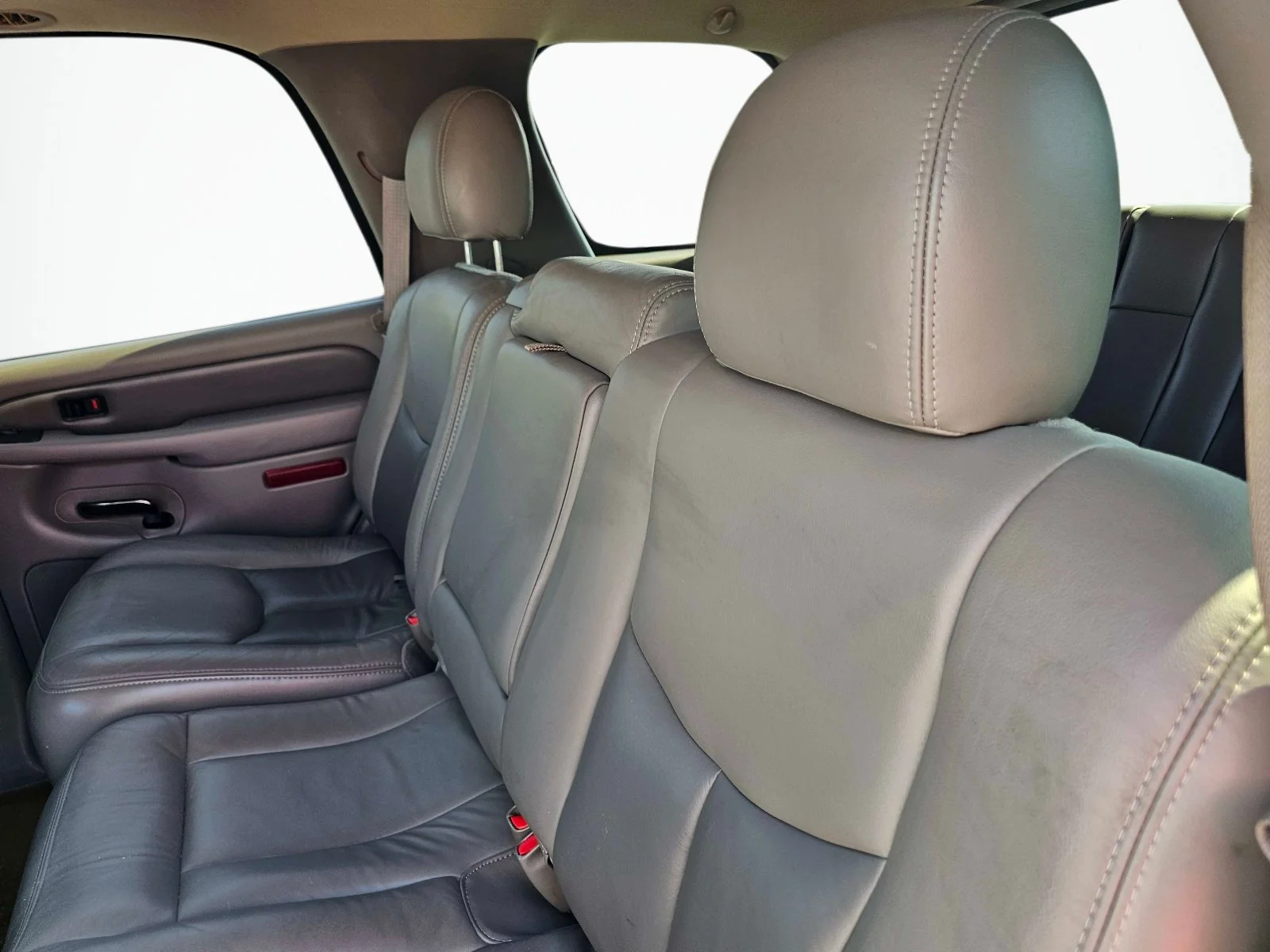 Used 2005 Summit White GMC Denali image 31