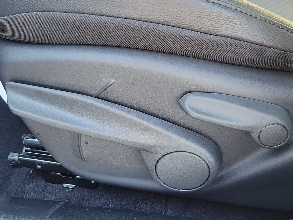 New 2026 Hydro Blue Pearlcoat Jeep Latitude image 17