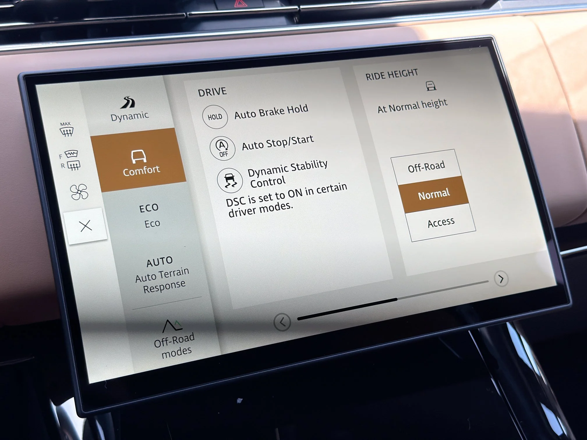 New 2026 Santorini Black Land Rover Dynamic SE image 31