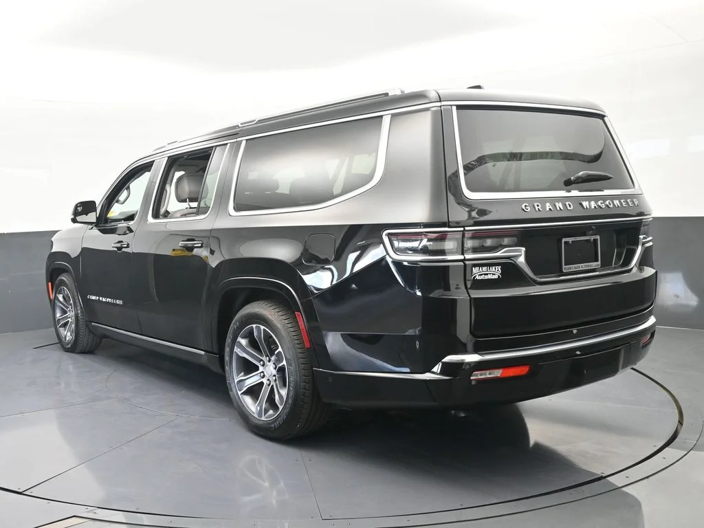 Used 2024 Diamond Black Crystal Pearlcoat Jeep Base image 4