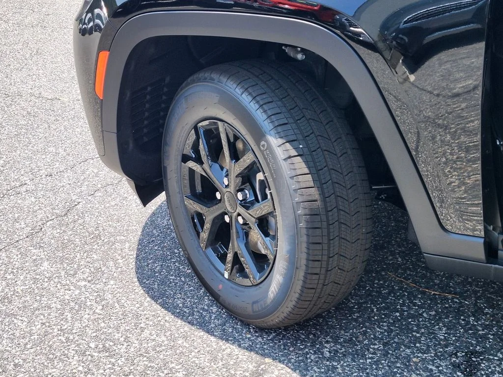 New 2026 Diamond Black Crystal Pearl-Coat Exterior Paint Jeep Altitude image 37