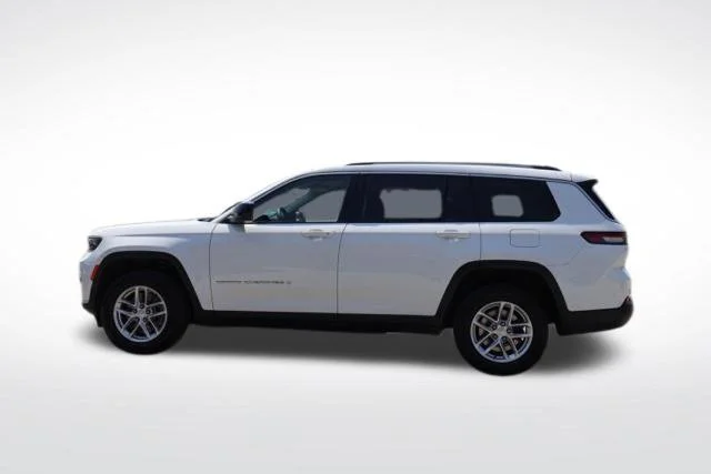 Used 2023 White Jeep Laredo image 8