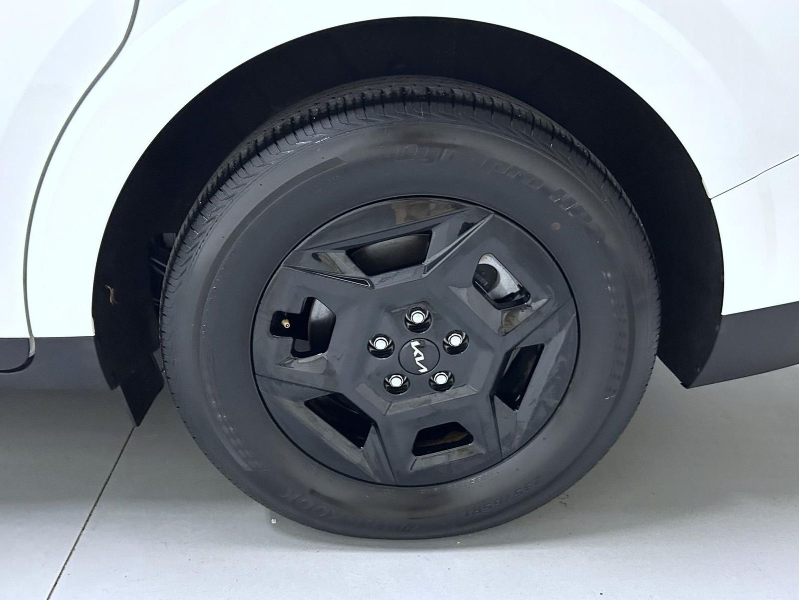 Used 2025 White Kia LXS image 22