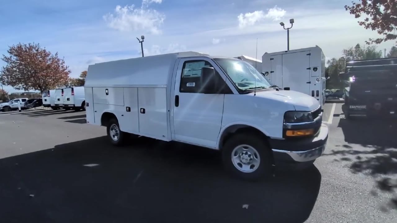 New 2025 Summit White Chevrolet 1WT image 33