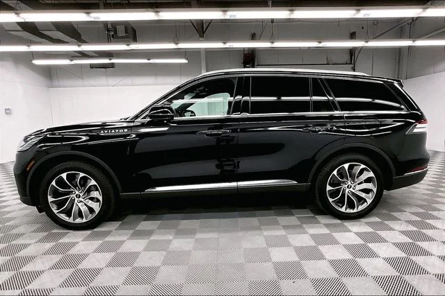 Used 2025 Infinite Black Metallic Clearcoat Lincoln Reserve image 15