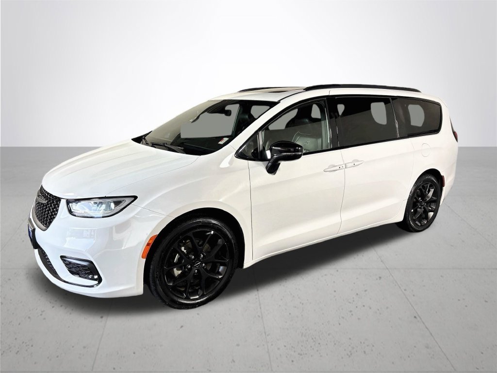 Used 2025 Bright White Clearcoat Chrysler Limited image 2