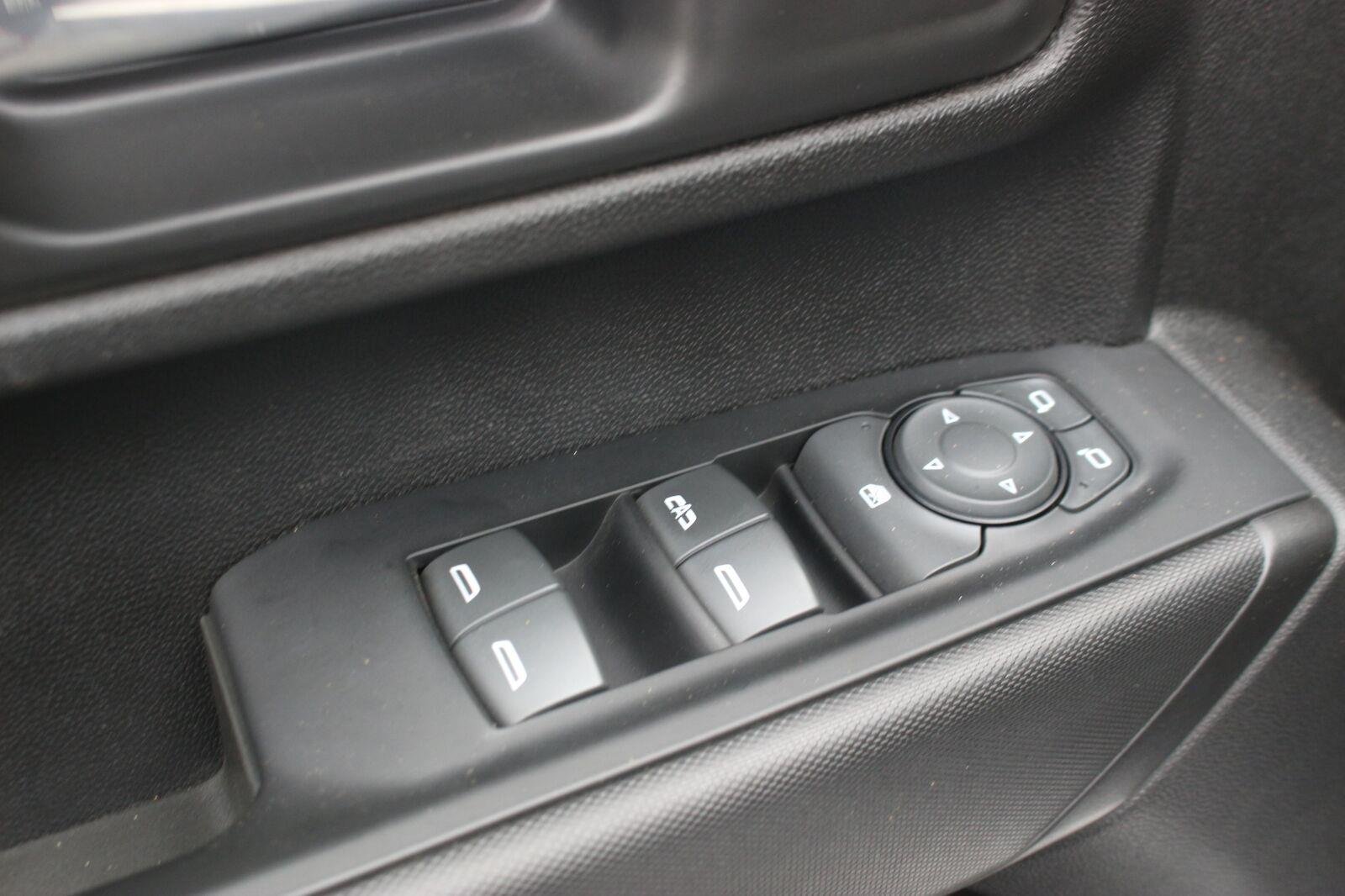 Used 2023 Silver Ice Metallic Chevrolet Custom image 15