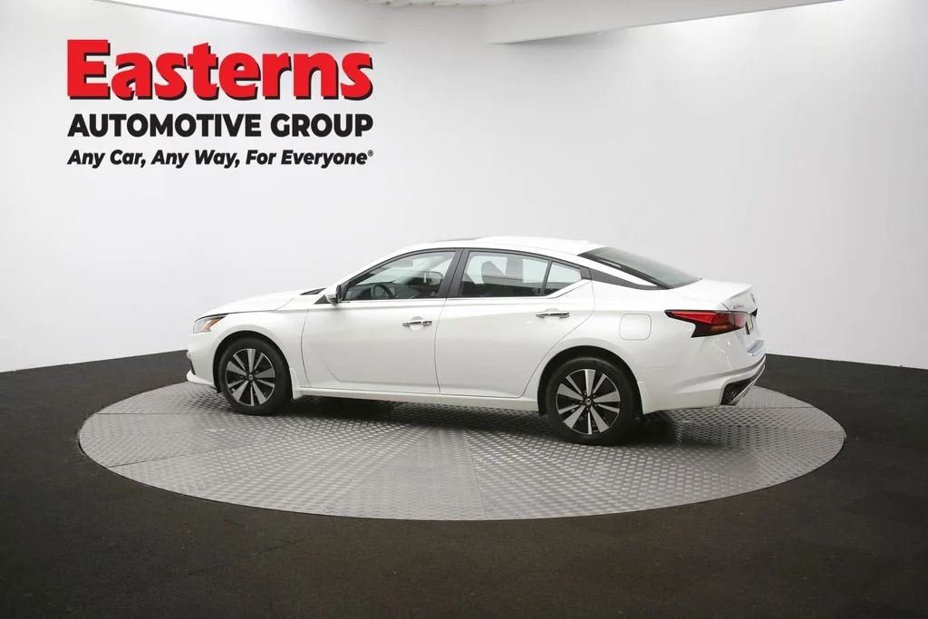 Used 2022 White Nissan 2.5 SV image 61