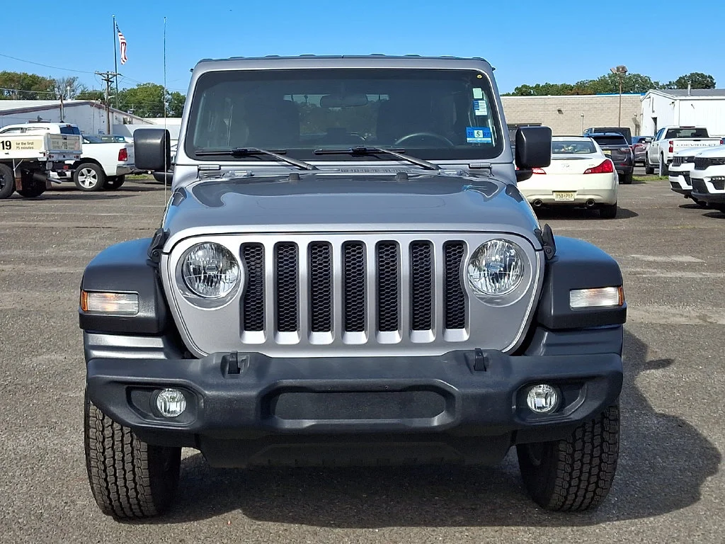 Used 2019 Silver Jeep Unlimited Sport S image 4
