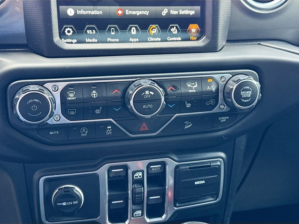 Used 2018 Silver Jeep Unlimited Sahara image 18