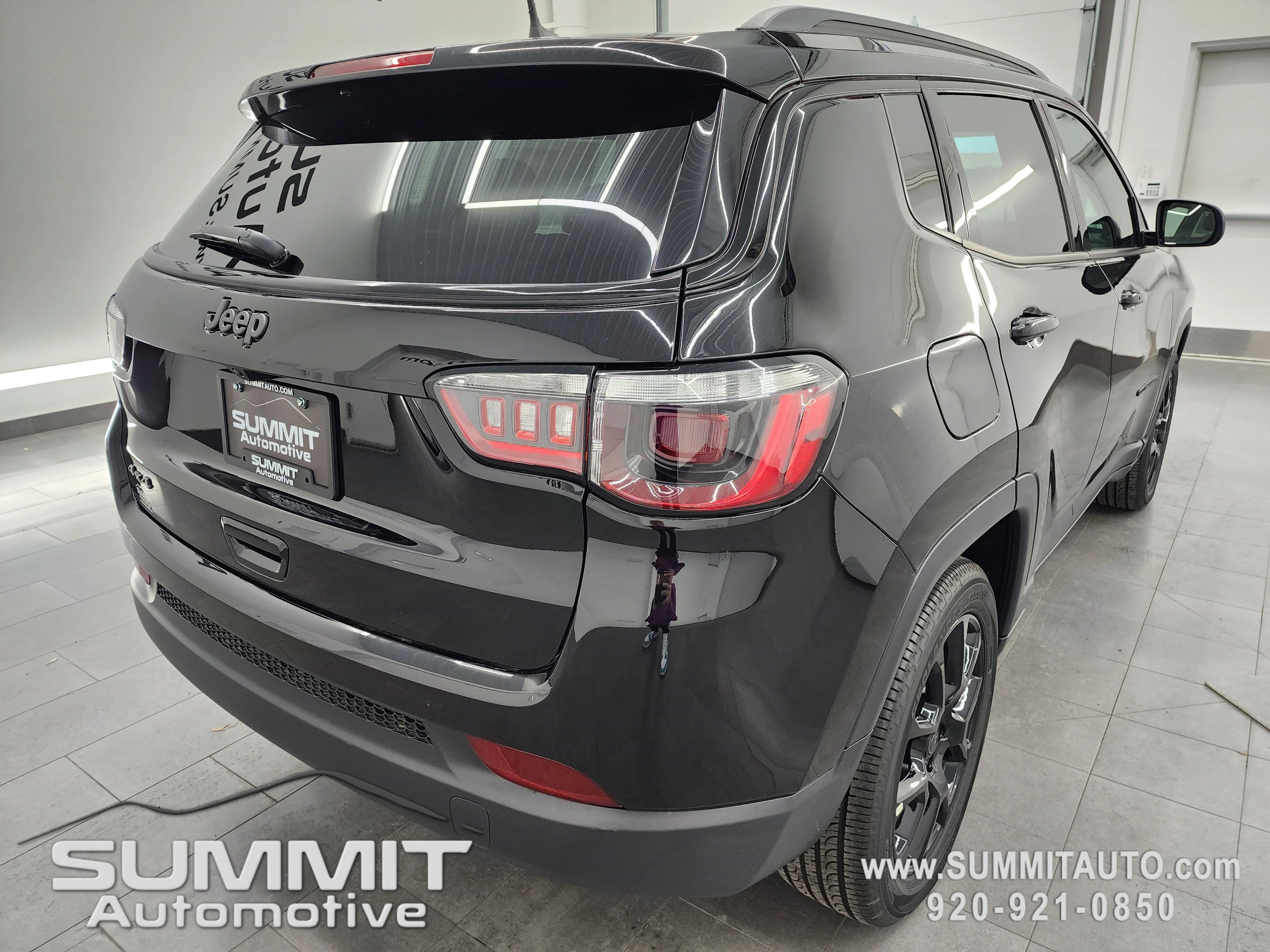 New 2026 Diamond Black Crystal Pearlcoat Jeep Latitude image 4