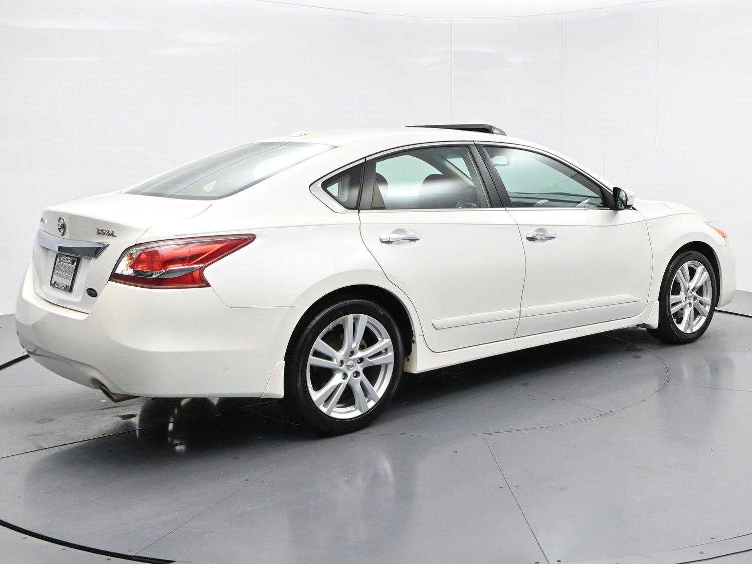 Used 2013 Pearl White Nissan 3.5 SL image 7
