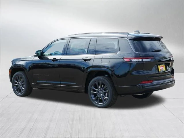 New 2026 Diamond Black Crystal Pearl-Coat Exterior Paint Jeep Limited image 5