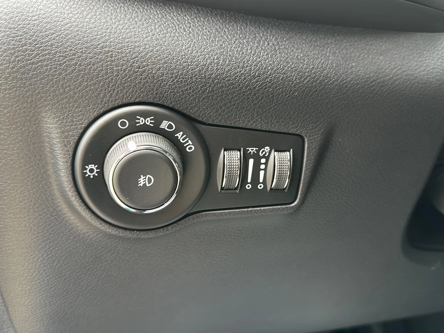 New 2026 Hydro Blue Pearlcoat Jeep Latitude Altitude image 12