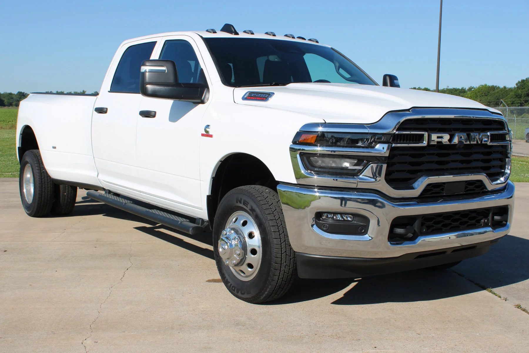 New 2026 Bright White Clear-Coat Exterior Paint RAM TRADESMAN CREW CAB 4X4 LONG BOX image 25