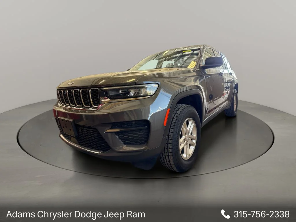 Used 2023 Gray Jeep Laredo image 3