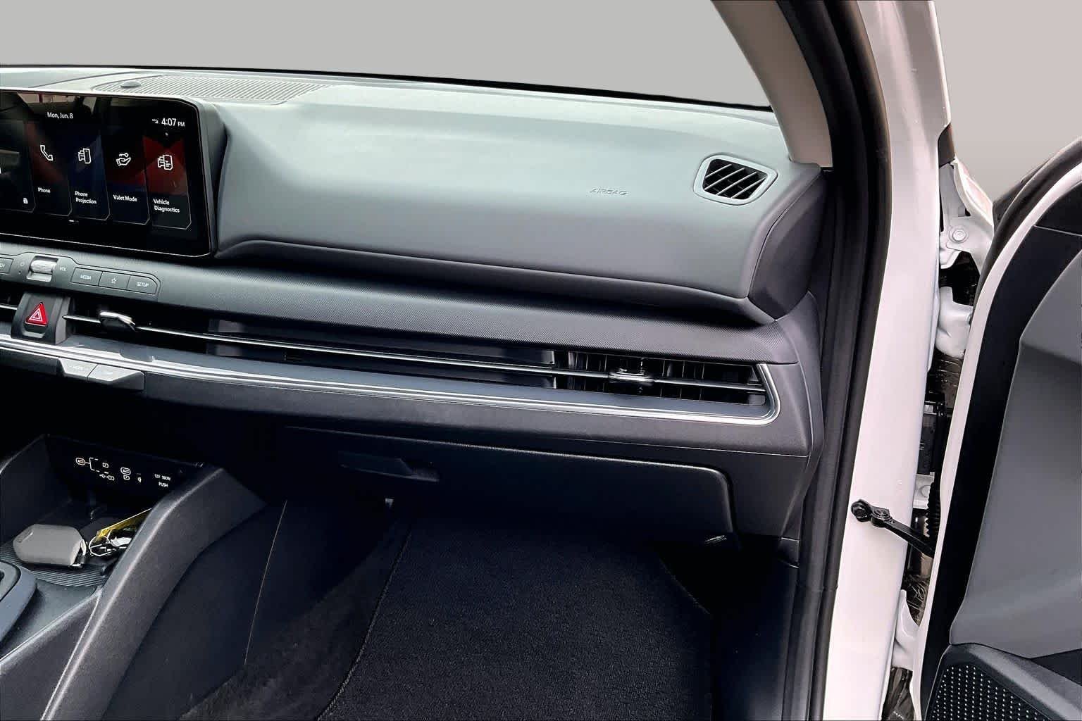 Used 2025 Snow White Pearl Kia EX image 19