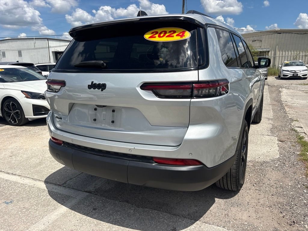 Used 2024 Silver Jeep Altitude image 3