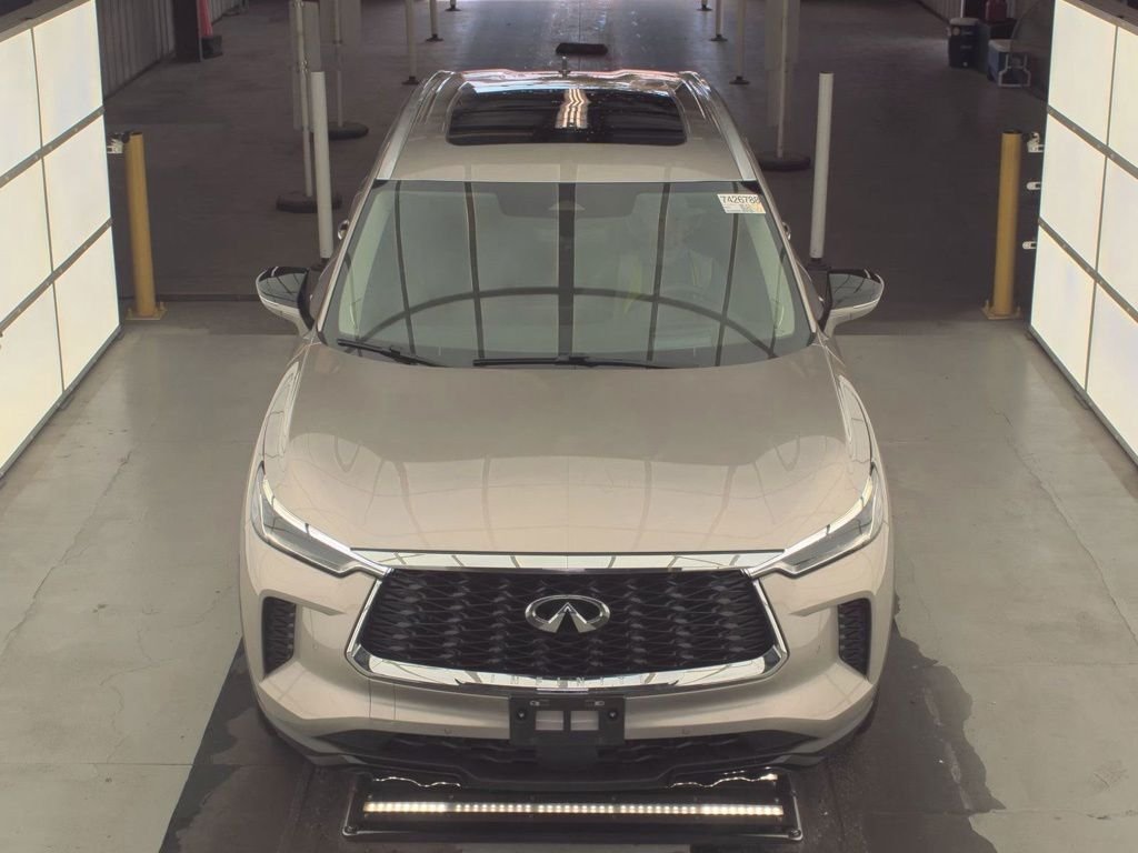 Used 2023 Silver INFINITI LUXE image 3