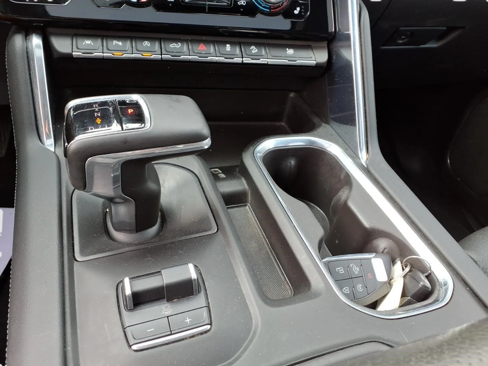 Used 2024 White Frost Tricoat G1w GMC Denali image 24