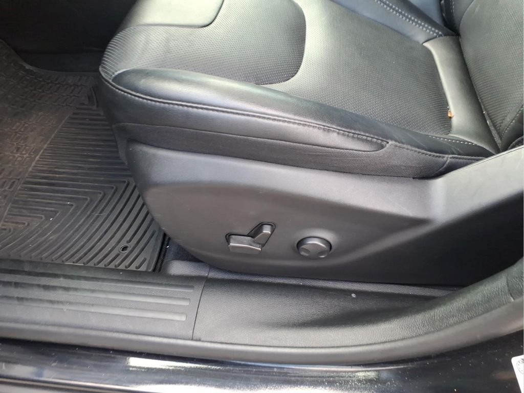 Used 2022 Black Jeep Latitude Lux image 16