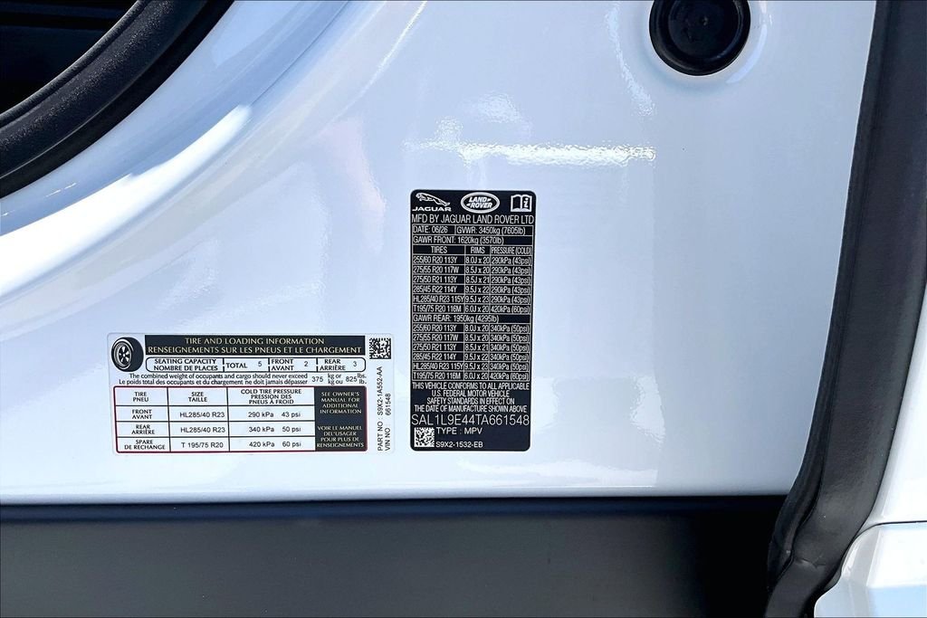 New 2026 FUJI WHITE Land Rover Dynamic SE image 8