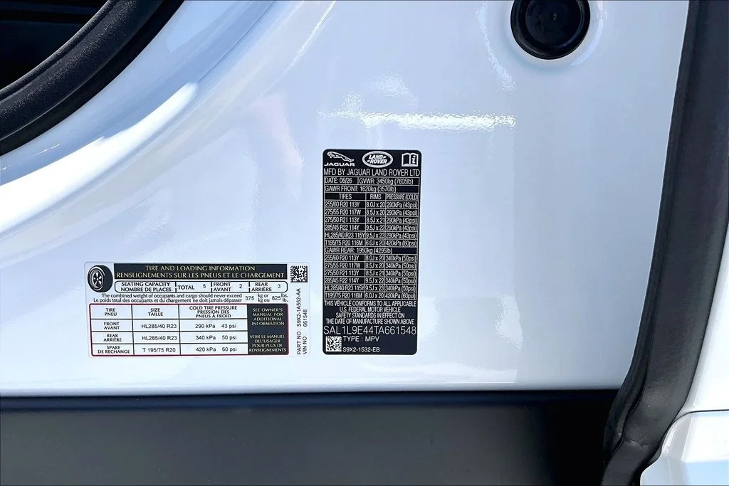 New 2026 White Land Rover Dynamic SE image 8
