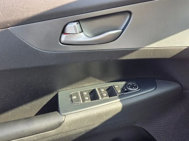 Used 2020 White Kia LXS image 27