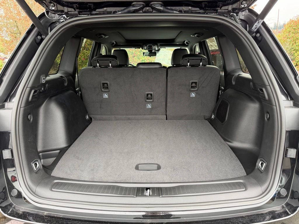 New 2026 Diamond Black Crystal Pearl-Coat Exterior Paint Jeep Limited Reserve image 10