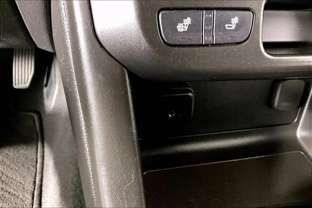 Used 2022 White GMC AT4 w/Leather image 16