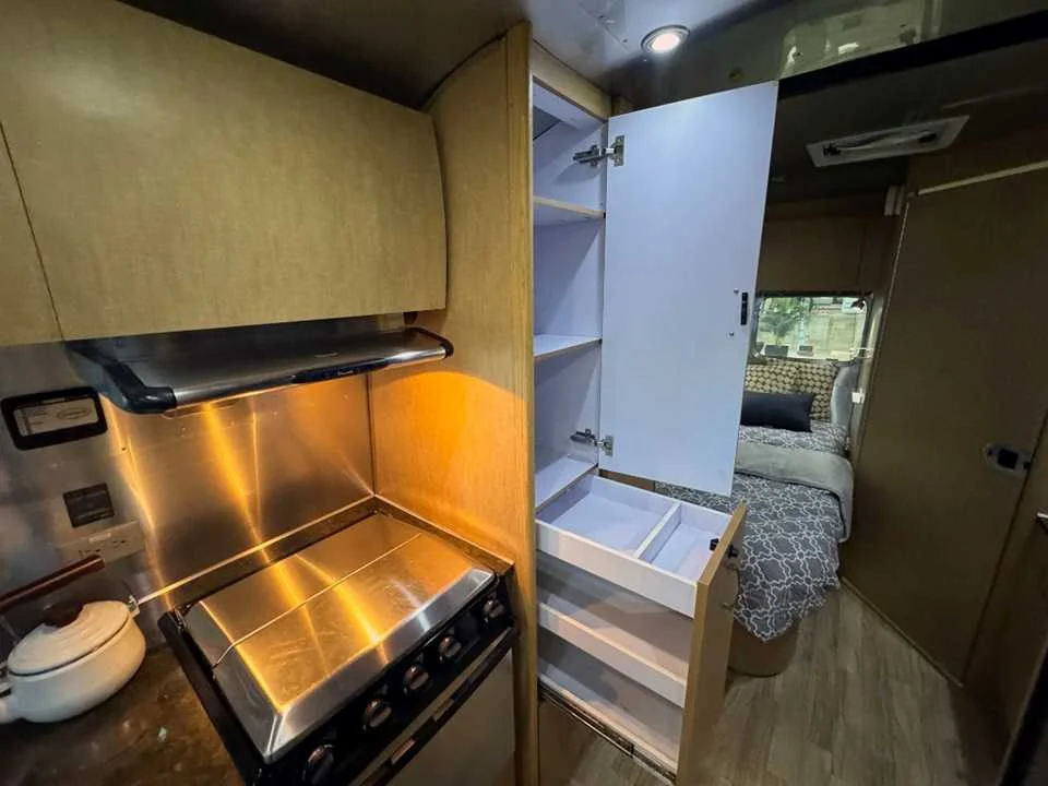 Used 2014 SILVER AIRSTREAM  image 15
