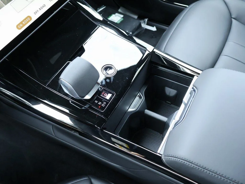 New 2025 Fuji White Land Rover Dynamic SE image 27