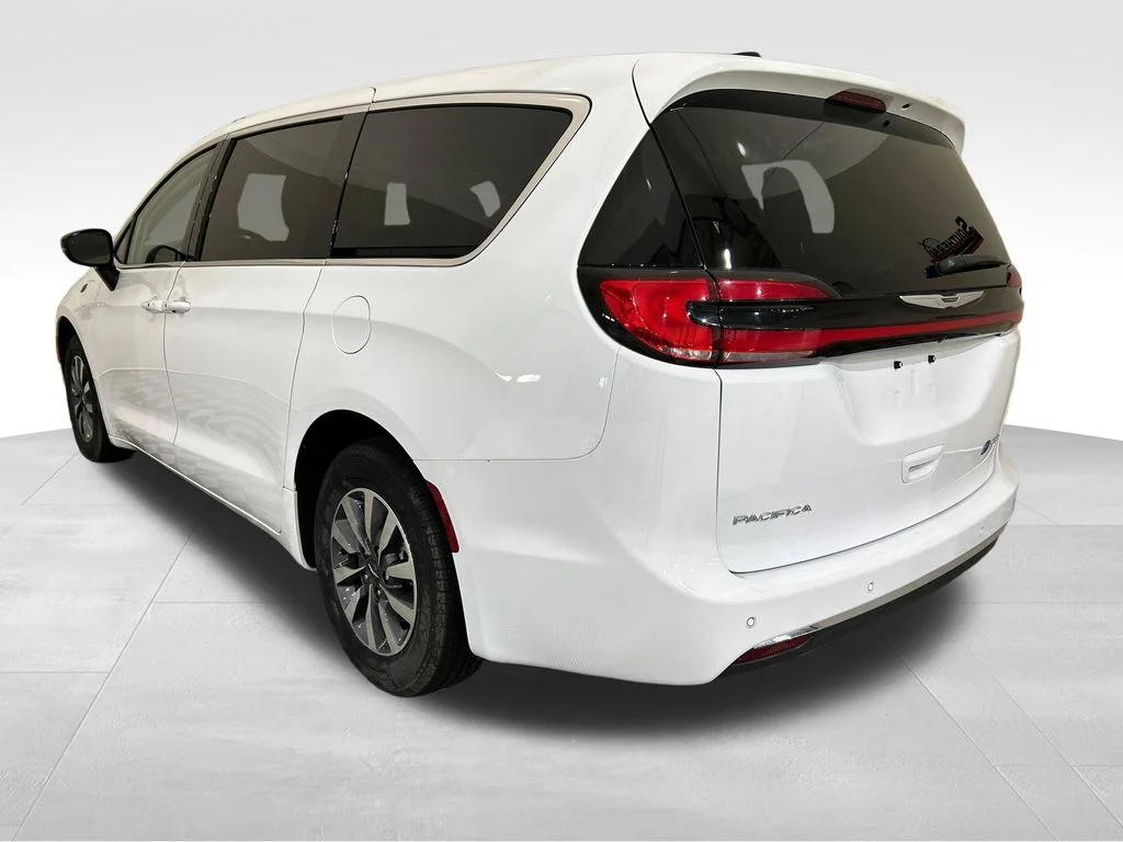 Used 2024 White Chrysler Select image 3