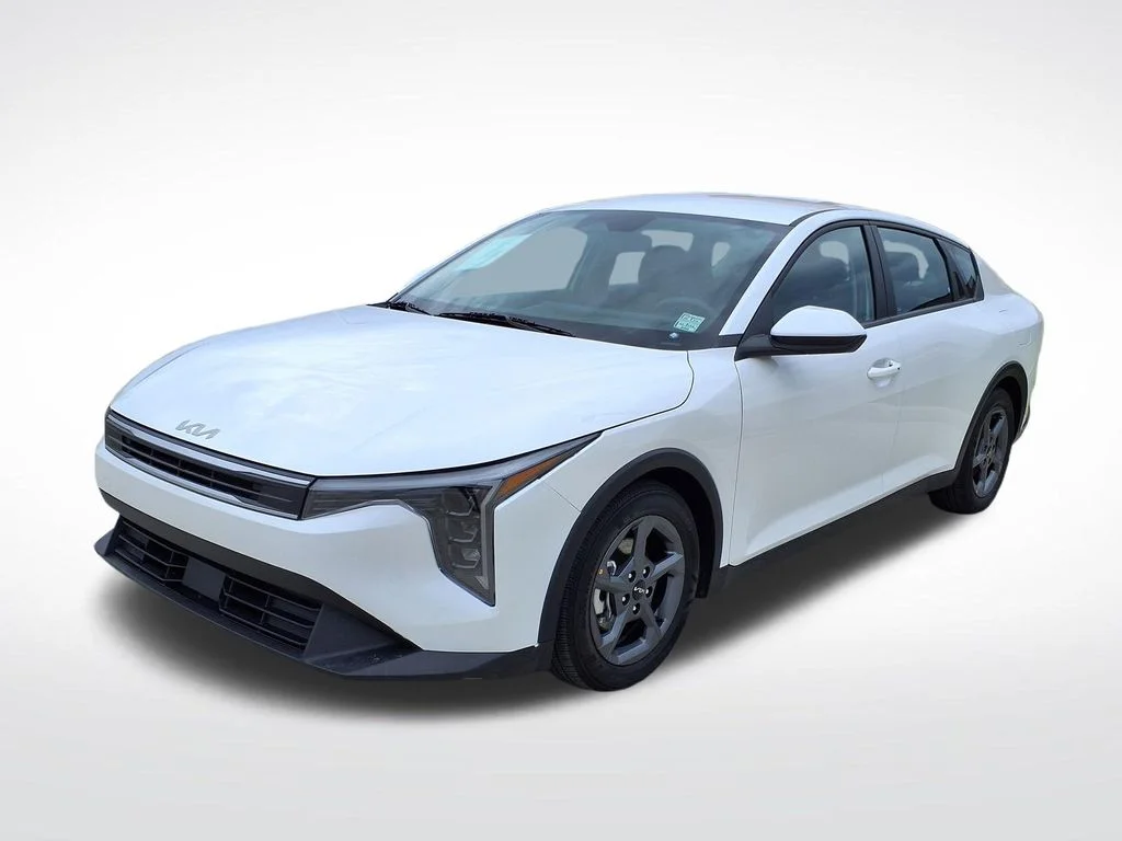 Used 2025 White Kia LXS image 3