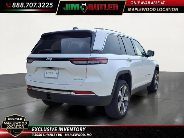 Used 2023  Jeep Limited image 4