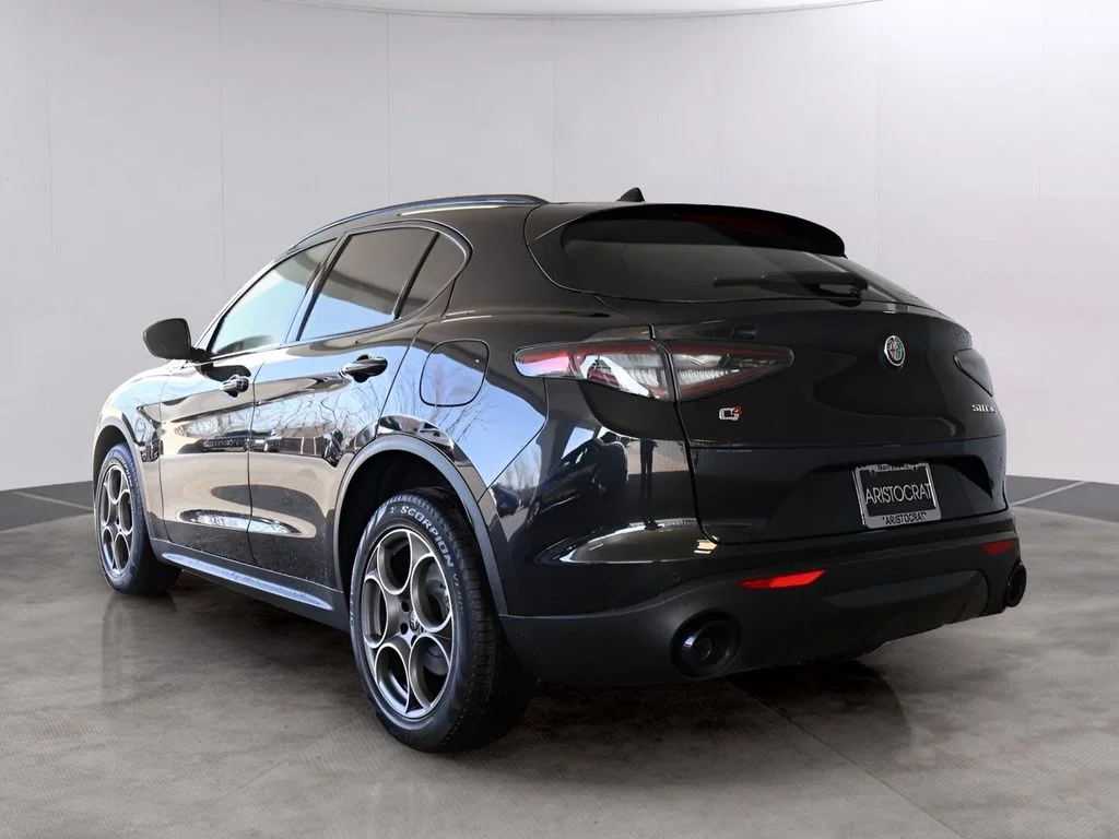 New 2025 Vulcano Black Metallic Exterior Paint Alfa Romeo Base image 5