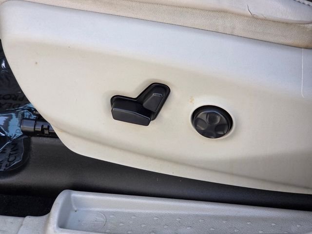 Used 2018 White Chrysler Limited image 18