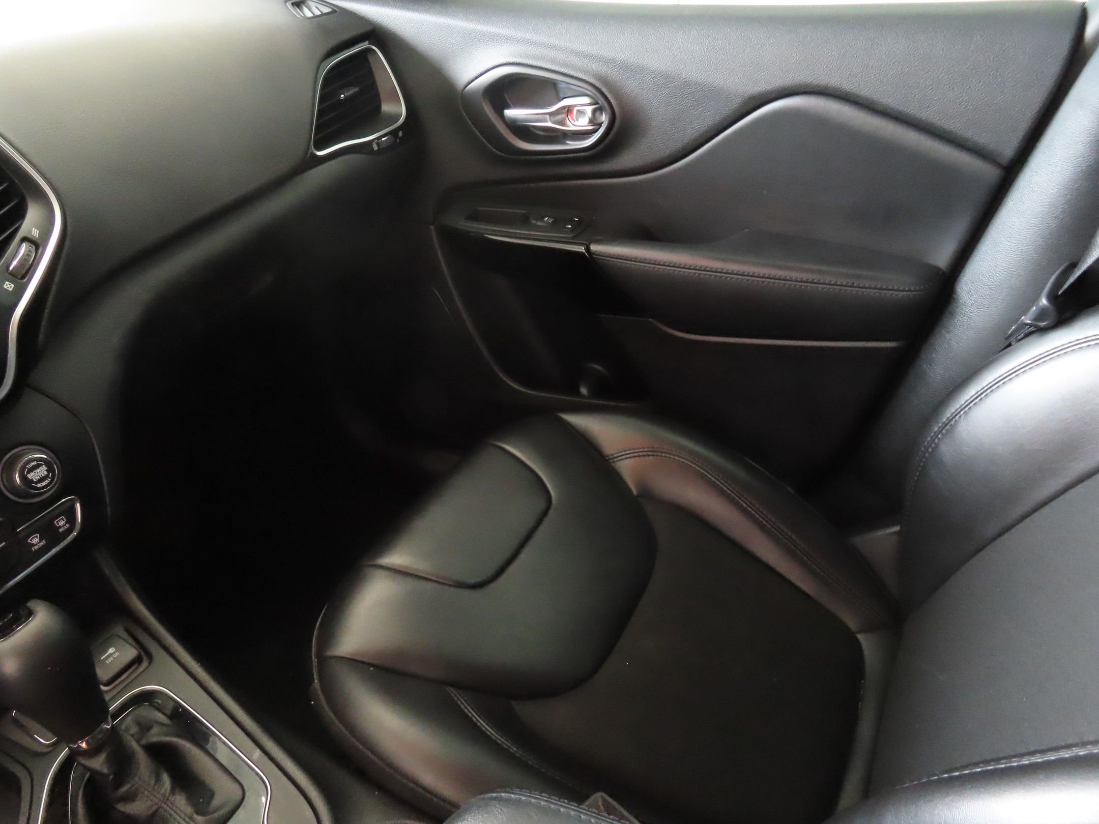 Used 2021 Black Jeep Latitude Plus image 19