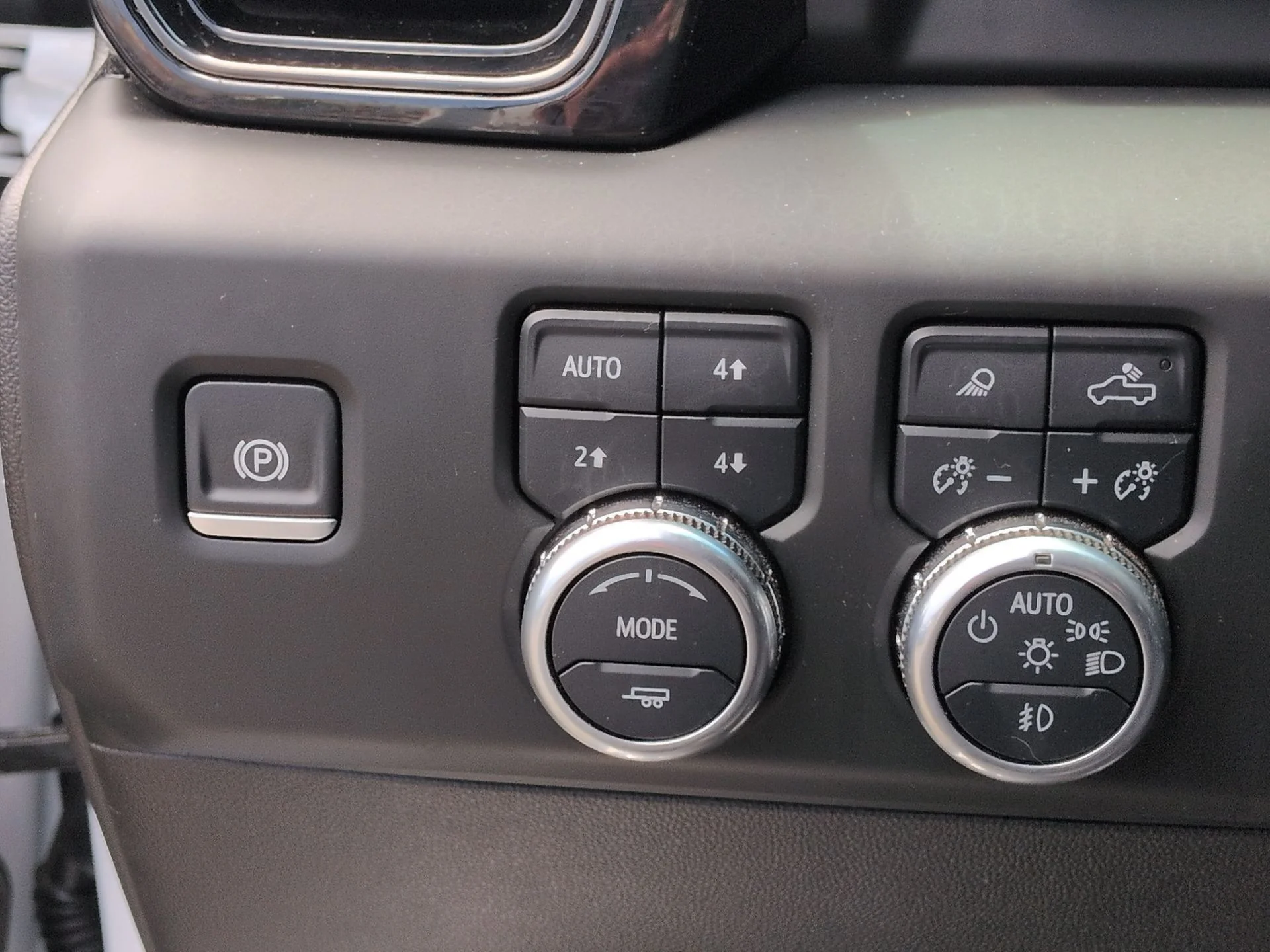 Used 2024 White GMC AT4 image 18