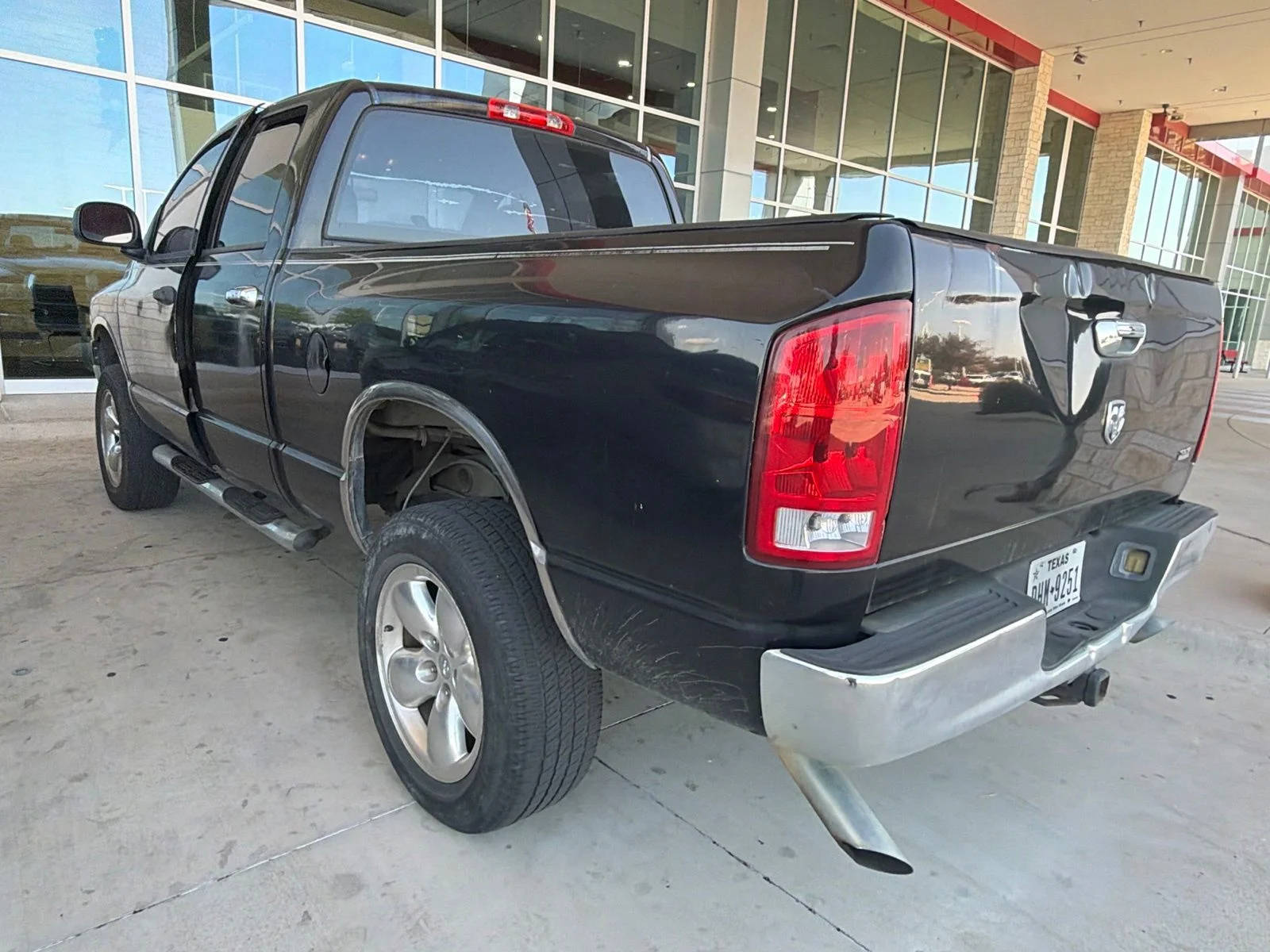 Used 2005 Blue Dodge SLT image 13